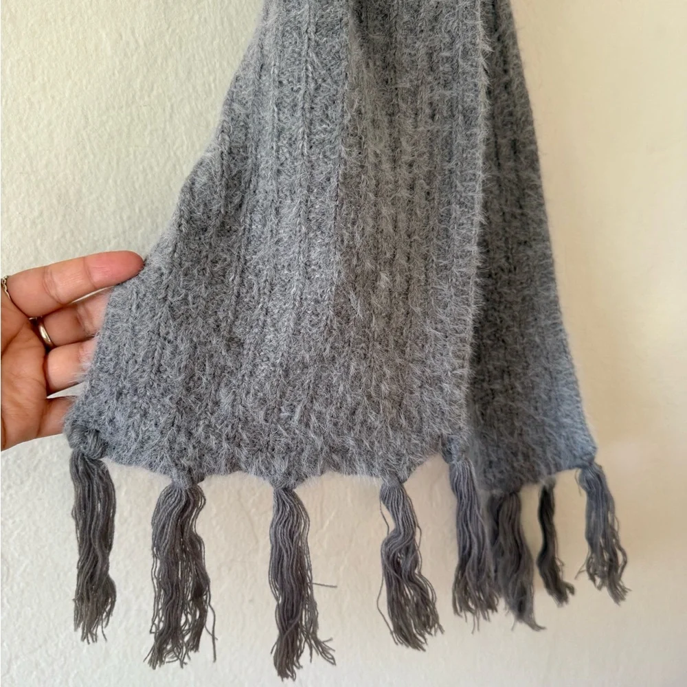 David and Young Cozy Gray Fuzzy Knit Scarf Fringe